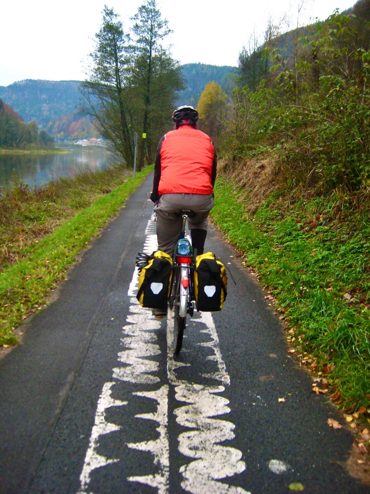 bicycling on the elberadweg; cycling on an off road path; two wheel travel